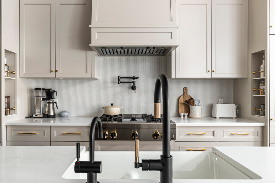 Discover a stunning modern kitchen with neutral cabinetry, a luxurious marble countertop, and stylish accents that blend elegance and functionality.