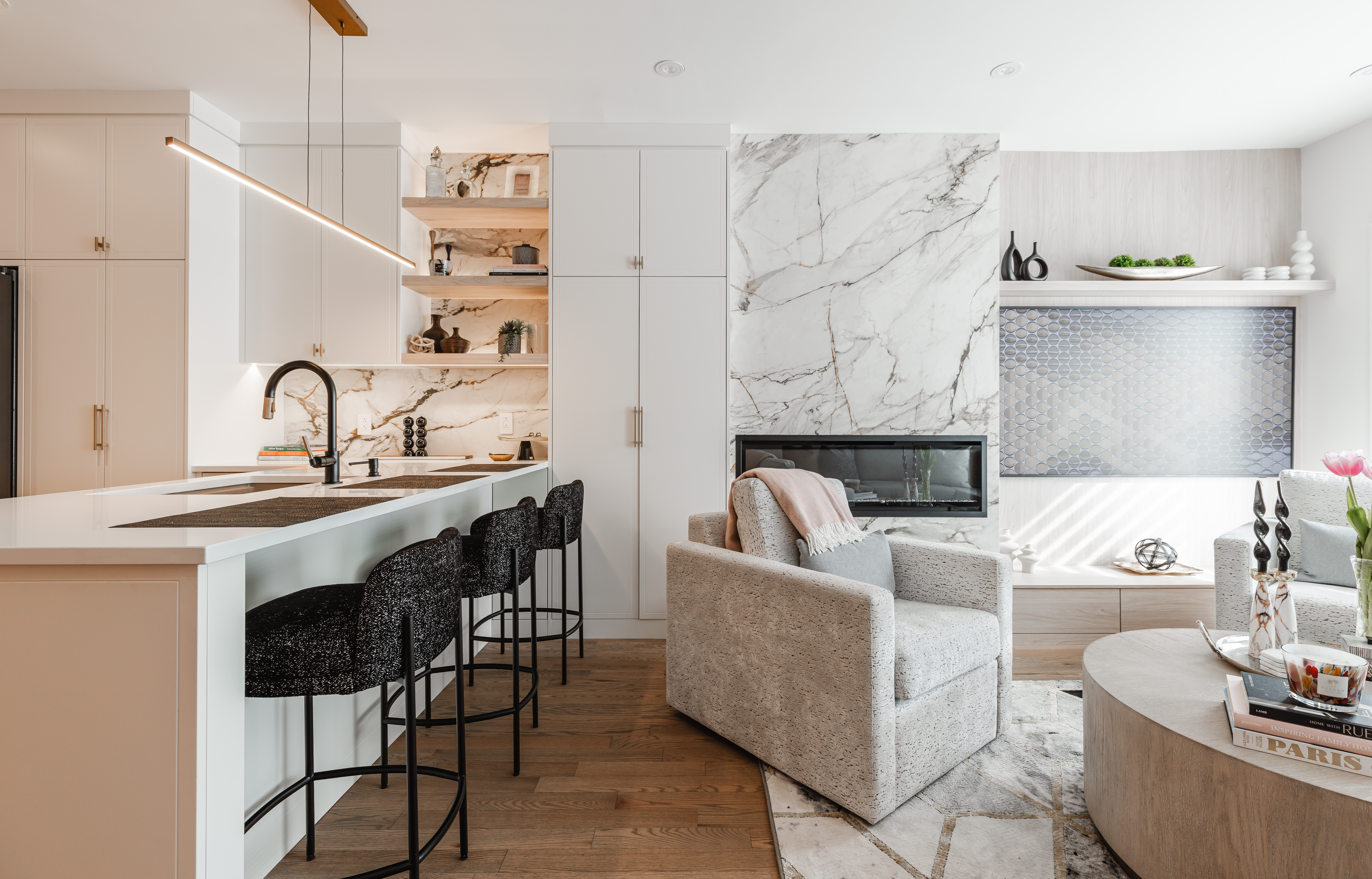 Embrace modern elegance in this bright open-plan living space featuring a chic kitchen and inviting cozy seating area.